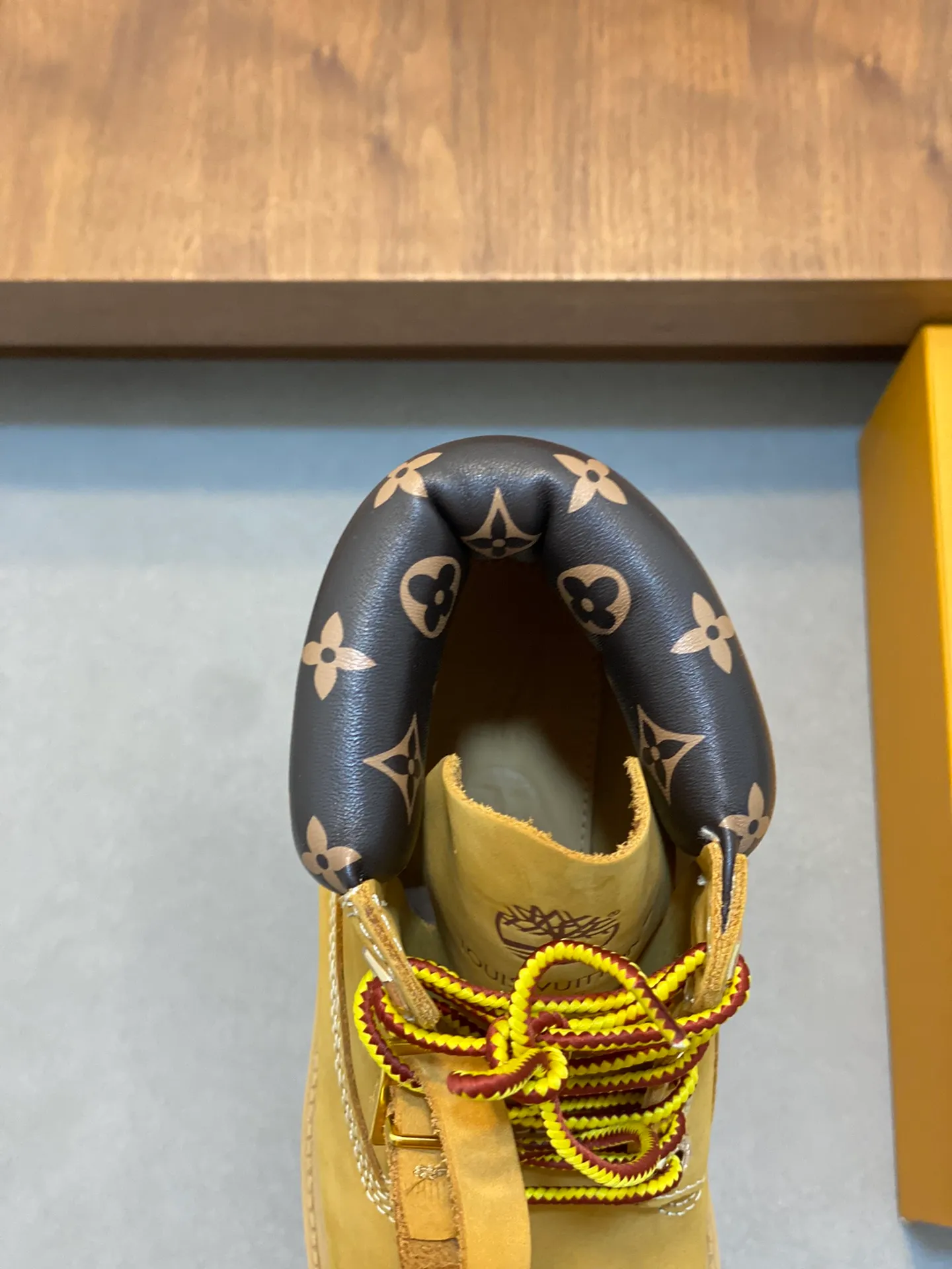 Men's shoes 💰💰760 Loui* Vuitto* x Timberlan* co-branded presbyopic rhubarb boots, ankle boots, short boots, LV x Timberland ankle boots are made of Monogram embossed waterproof nubuck cow leather, relying on the brand's exquisite craftsmanship to carefully reshape the classic Timberland 6-inch boot shape in Italy, making an eye-catching appearance in American workwear style. Created by Pharrell Williams Men's Fall/Winter 2024 show. The Monogram embossed tongue, original Timberland laces and outsole are exquisite details, the leather label expresses the cooperation logo, and the delivery counter is exquisitely packaged! ▪️Size: Women's 35-40 (customized in 40) ▪️Size: Men's 39-46 (45/46 customized)